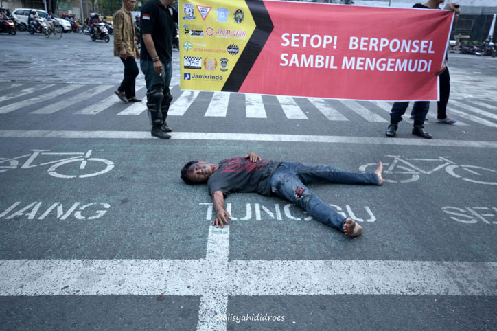 bahaya berponsel saat berkendara