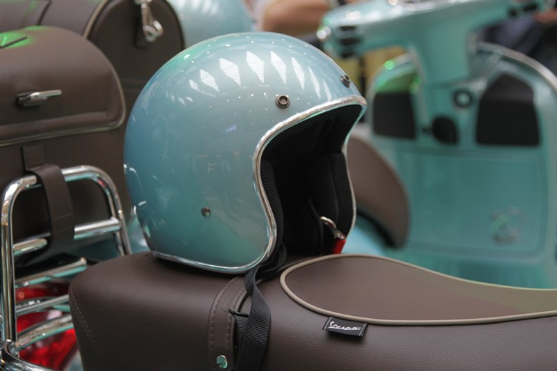 Helm Vespa Settantesimo Laris Manis Diboyong Vespa Lovers