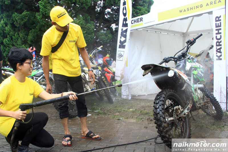 Mencuci Dirtbike Usai Digunakan