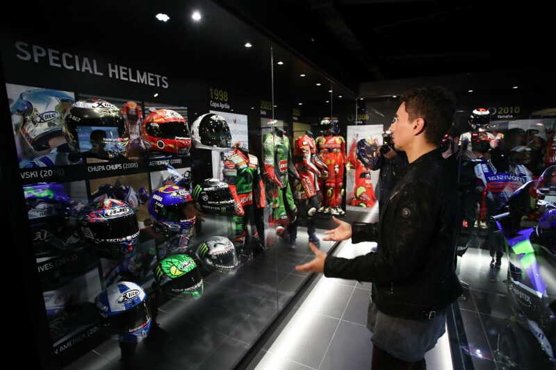 Jorge Lorenzo Pamerkan Koleksi Perlengkapan Balap di Museum Miliknya