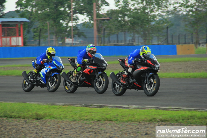 NaikMotor – Balapan satu merek Suzuki Asian Challenge (SAC) 2017 di ajang Asia Road Racing Championsjhip atau ARRC telah menjaring 16 pembalap hasil seleksi dan proses evaluasi. 16 pembalap Suzuki dari 9 negara siap geber GSX-R150 di SAC 2017.