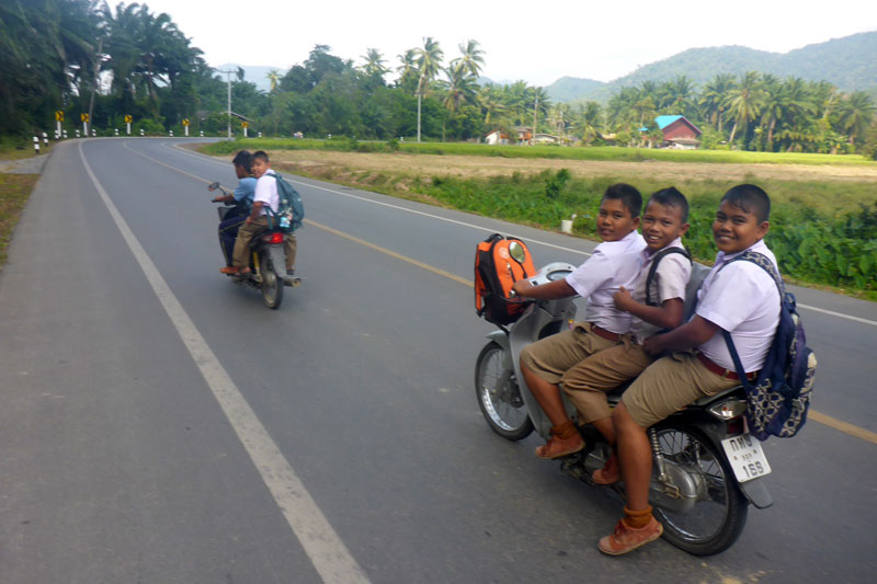 no-helmets-kids_thailand 15 Anak Remaja di Thailand Meninggal Setiap 10 Hari