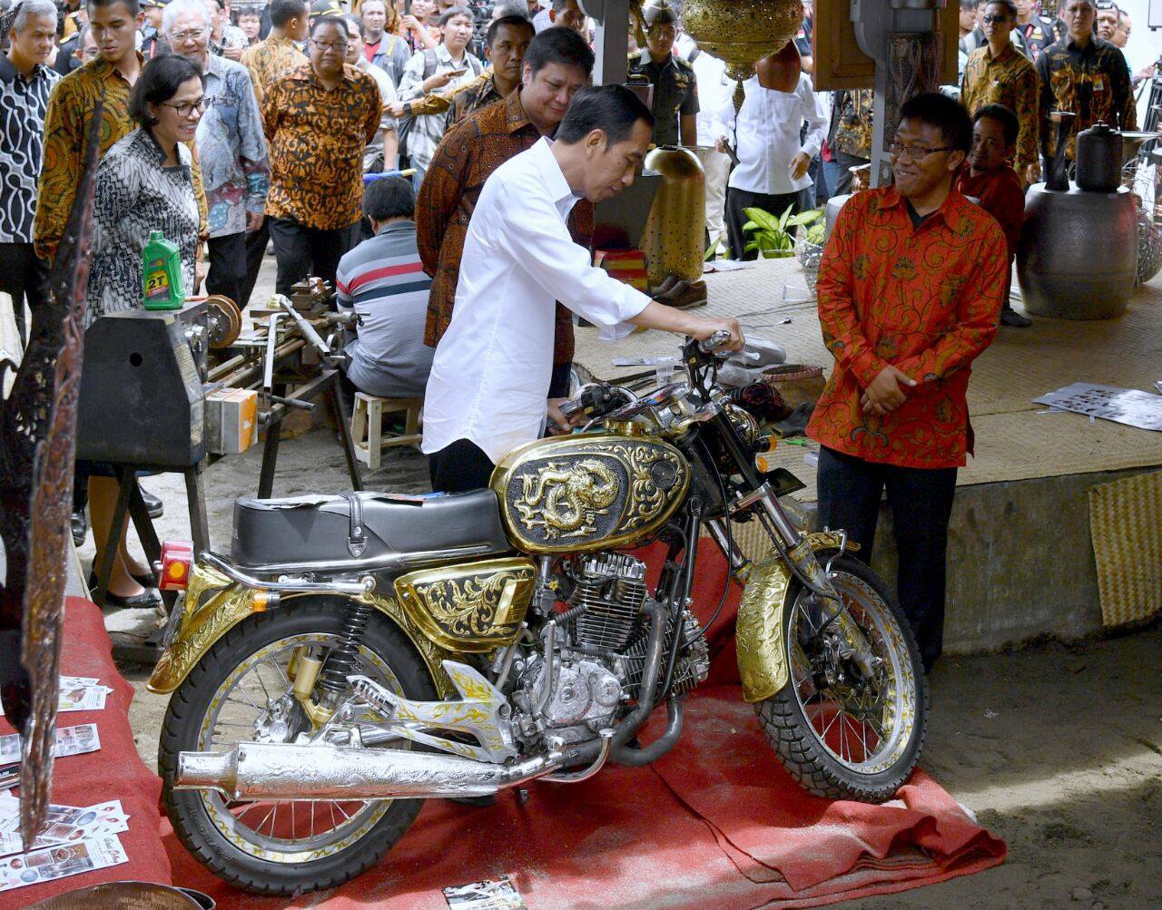 Presiden Jokowo Tertarik Motor Honda CB Modifikasi Ukiran Tembaga