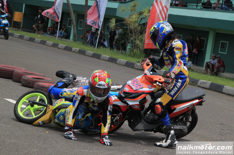 Aksi pembalap matic race wanita