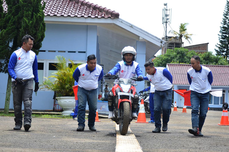 Adu Ketangkasan Mengendarai Motor