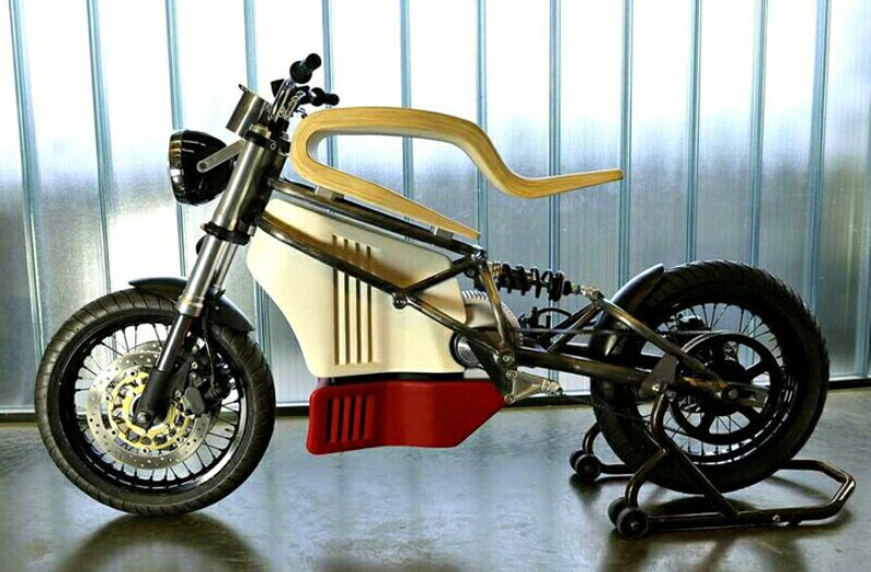 Eraw1_1 Sepeda motor listrik e-raw sudah diproduksi. Desainnya yang menampilkan esensi sebuah sepeda motor itu sudah dirancang sejak 3 tahun lalu.