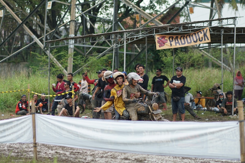 Aksi Kocak dan Seru Peserta Gentleman Race