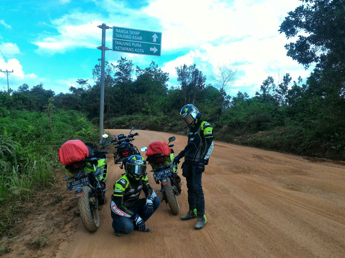 Madu Asli Dayak dan Terjebak Hujan di Tengah Hutan Tayan Hilir