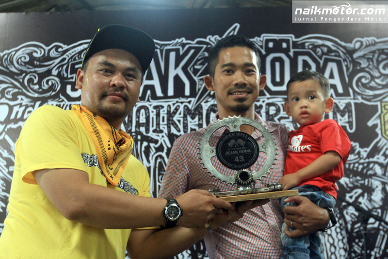 M Fadli Menerima Riderwell of the Year Jejak Roda-Öhlins Days