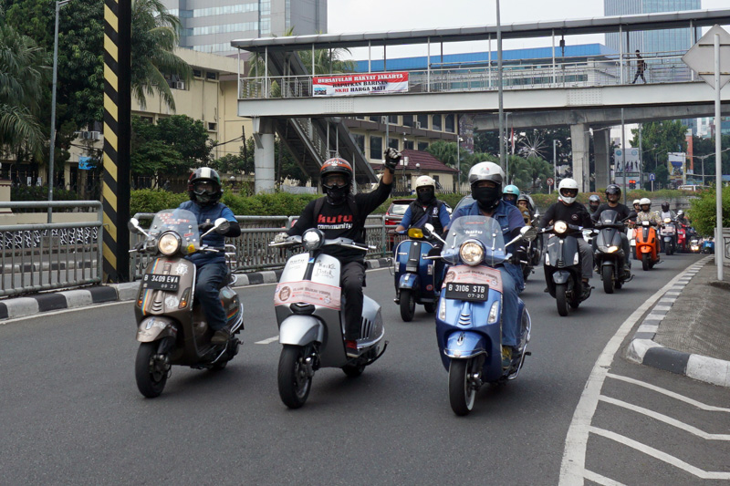 Perayaan Ulang Tahun Vespa ke-71 Diawali dengan Rolling Thunder