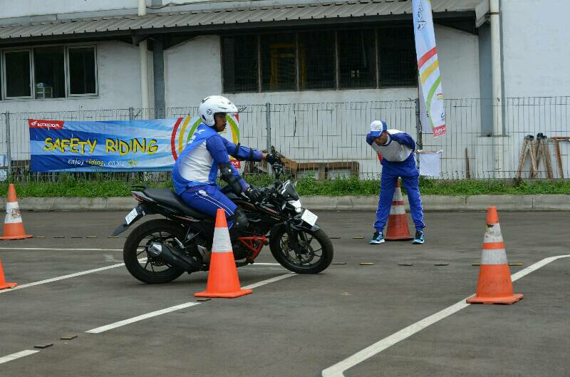 Adu Skill Safety Riding Antar Komunitas Honda