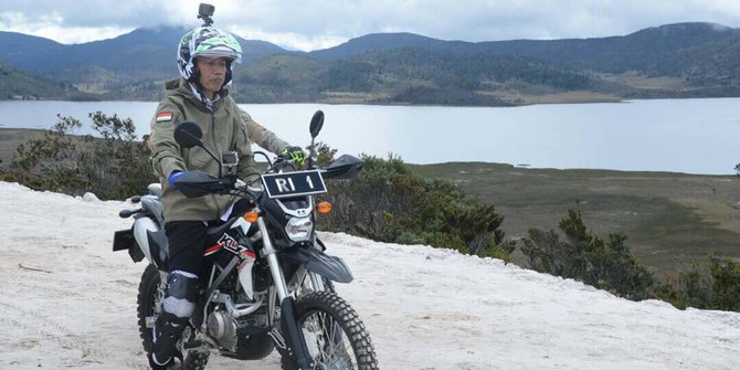 Pantau Jalan Trans Papua, Presiden Jokowi Naik Motor