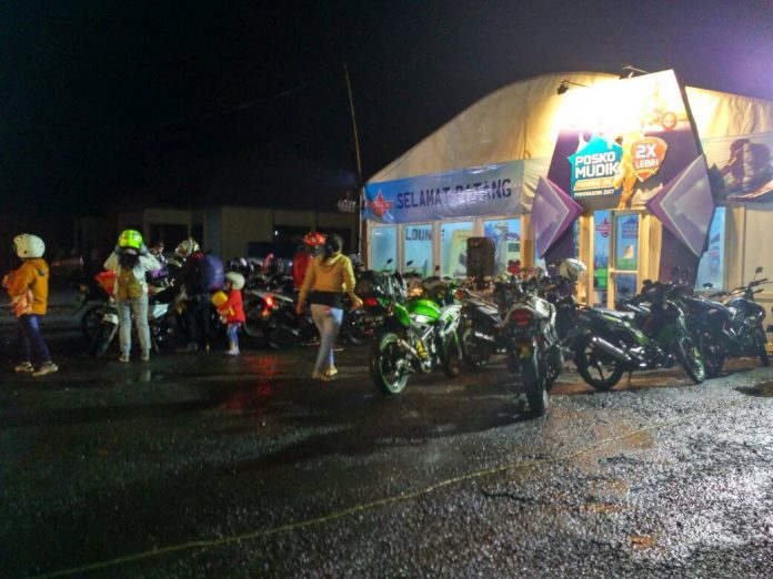 Sahur Terakhir, Posko Mudik Federal Oil Diserbu Pemudik