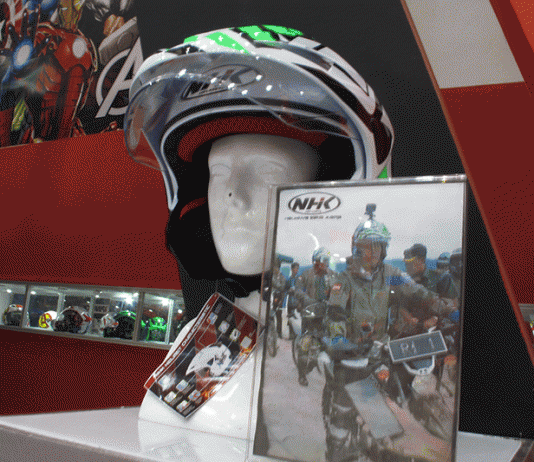 Helm Jokowi Saat Naik Motor di Papua Hanya Rp 375 Ribu di JFK 2017 Helm Jokowi Saat Naik Motor di Papua