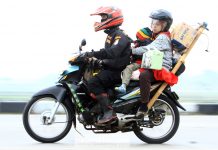 Biar Aman, Simak Hal Berikut Sebelum Berkendara Sambil Membonceng Anak memboncengkan anak