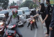 Dua Komunitas Motor di Tangsel Berkolaborasi Bagikan Takjil Gratis Bagikan Takjil Gratis