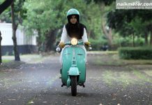 Ketika Wanita Berhijab Kepincut Naik Vespa
