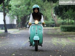 Ketika Wanita Berhijab Kepincut Naik Vespa