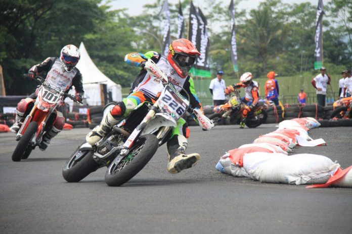 Diva Ismayana Incar Podium Kejurnas Supermoto