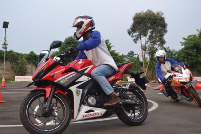 Seluruh orang wajib paham Naik Motor aman