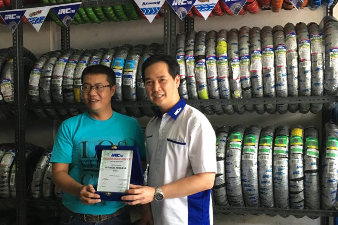 Semarak IRC Tire Beri Apresiasi Toko Penjual Ban Motor di Bandung
