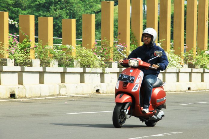 Begini Rasanya Naik Vespa 125 i-get