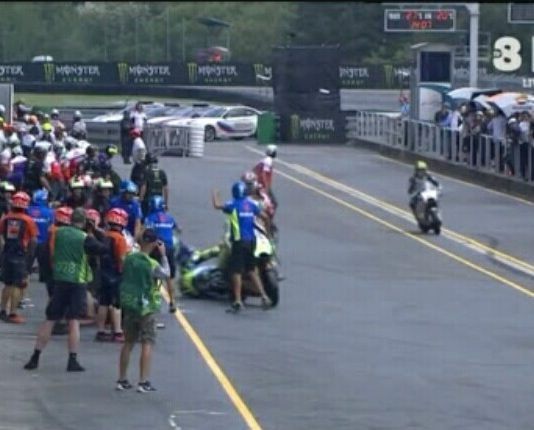 Video Buktikan Espargaro Penyebab Jatuhnya Iannone di Pit MotoGP 2017 Brno Penyebab Jatuhnya Iannone di Pit MotoGP 2017 Brno