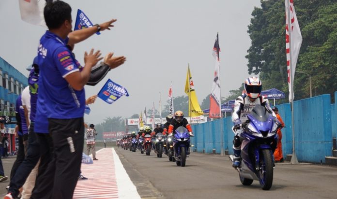 Peserta victory lap Yamaha wanita