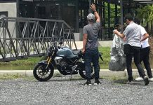 Sosok Honda 150SS Versi Produksi Tertangkap Saat Syuting Iklan Sosok Honda 150SS versi produksi tertangkap kamera mata-mata di Thailand. Diduga kuat foto ini bocor saat sedang melakukan proses pembuatan video iklan.