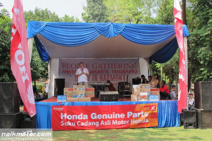 menggelar gathering