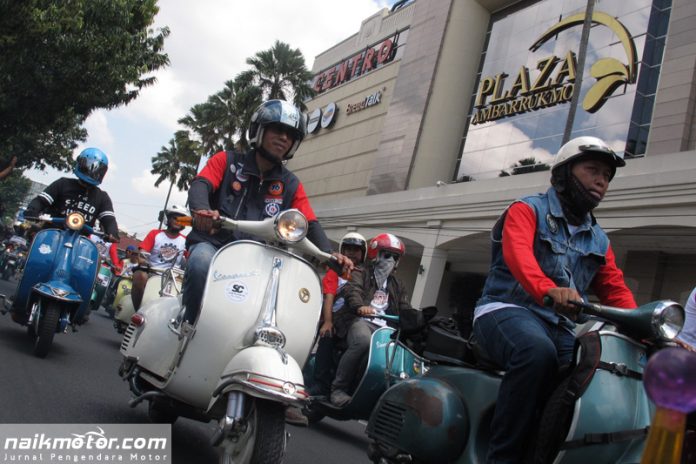 Rolling Thunder Indonesia Scooter Festival 2017 Dipadati Ribuan Pecinta Vespa