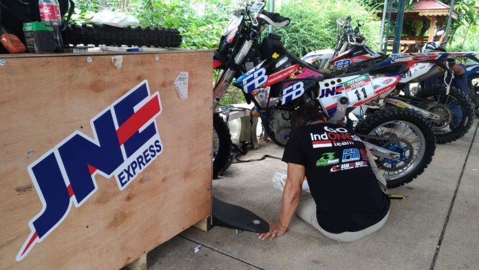 Proses Pengiriman Motor Keluar dan Masuk Indonesia Oleh JNE