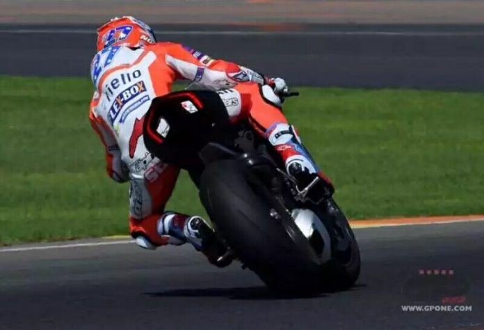 Casey Stoner Mengetes Ducati Panigale V4