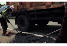 Viral, Rekor Dunia Tambal Jalan oleh Polantas Aceh Besar Rekor Dunia Tambal Jalan oleh Polantas Aceh Besar