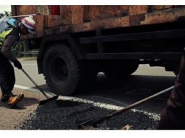 Viral, Rekor Dunia Tambal Jalan oleh Polantas Aceh Besar Rekor Dunia Tambal Jalan oleh Polantas Aceh Besar