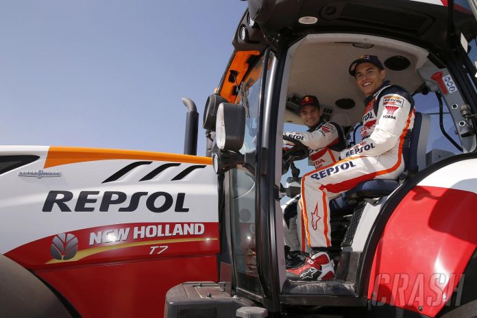 Marquez dan Pedrosa mengendarai traktor