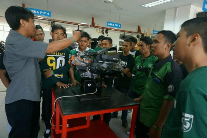 bonekmekanik1 MPM Honda Melatih Bonek Menjadi Mekanik Andal