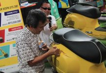Artist Pinstripe Kondang Jepang Lukis Vespa GTS 300 di Kustomfest 2017 artist pinstripe kondang Jepang