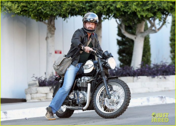Exclusive... Gerard Butler Out For A Cruise In Beverly Hills Gerard Butler