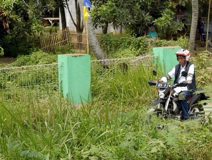 blusukan naik motor trail