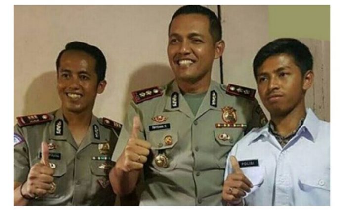 Bekerja Di Kantor Polisi