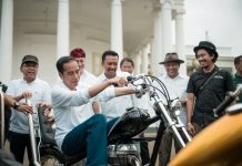 Jokowi Naik Motor Chopper di Istana