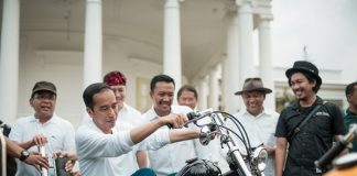 Jokowi Naik Motor Chopper di Istana