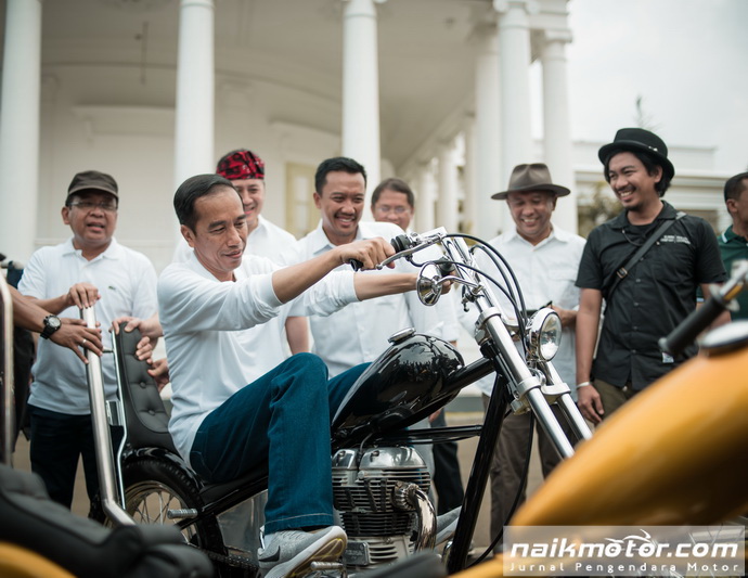 Jokowi Naik Motor Chopper di Istana