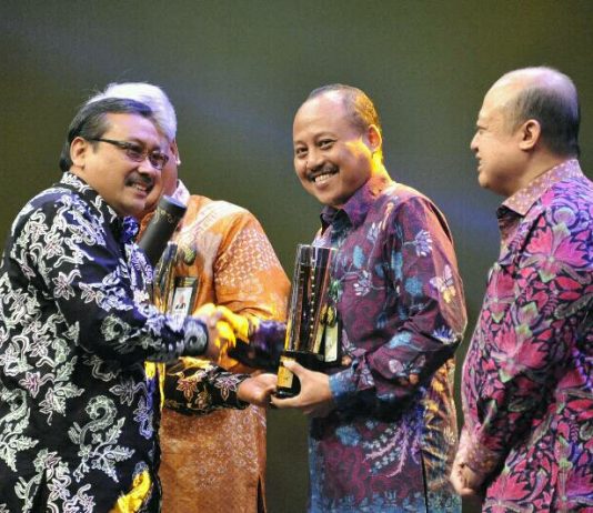 Pertamina Lubricants Meraih Platinum SNI Award 2017 Pertamina Lubricants Meraih Platinum SNI Award 2017
