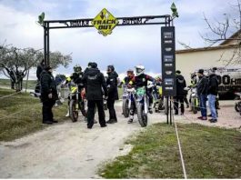 MotoGP 2018 Belum Dimulai, Tetapi Rossi Dikalahkan Morbidelli dalam Enduro di Rumahnya Sendiri Rossi Dikalahkan Morbidelli dalam Enduro di Rumahnya Sendiri