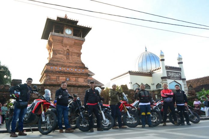 Supermoto Indonesia Ziarah Ke Makam Wali Songo