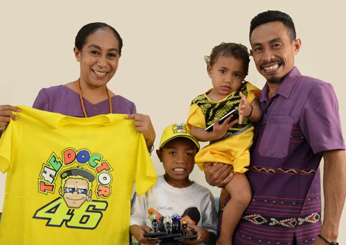 Daddy Rossi bersama keluarganya, dia mengenakan T-shirt 46 ASIA MotoGP