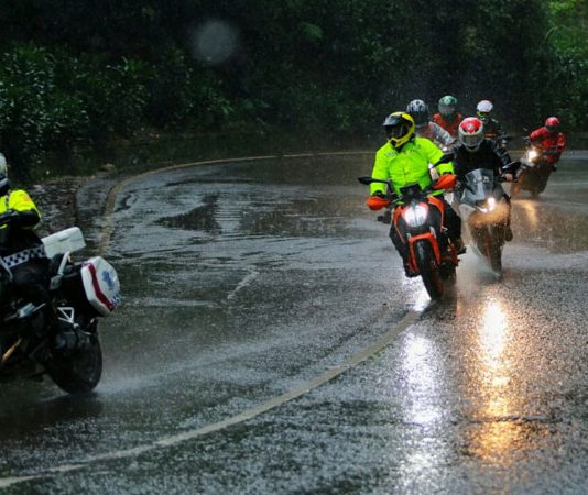 Diadang Hujan, Peserta KTM Orange Tour Jilid II Malah Membludak KTM Orange Tour