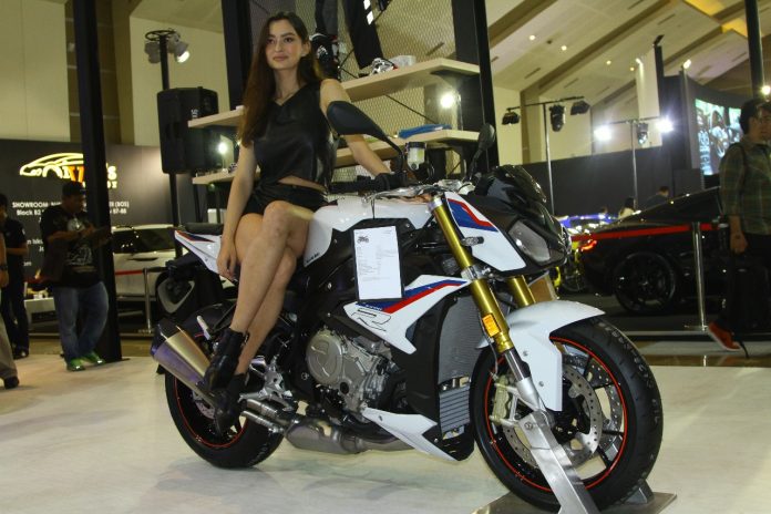 BMW Motorrad S1000R 2018 model roadster dari pabrikan Munich, Jerman telah dihadirkan di ajang Indonesia International Motor Show (IIMS) 2018. S1000R roadster berbasis superbike BMW Motorrad S1000RR andalan tim BMW di WorldSuperbike.